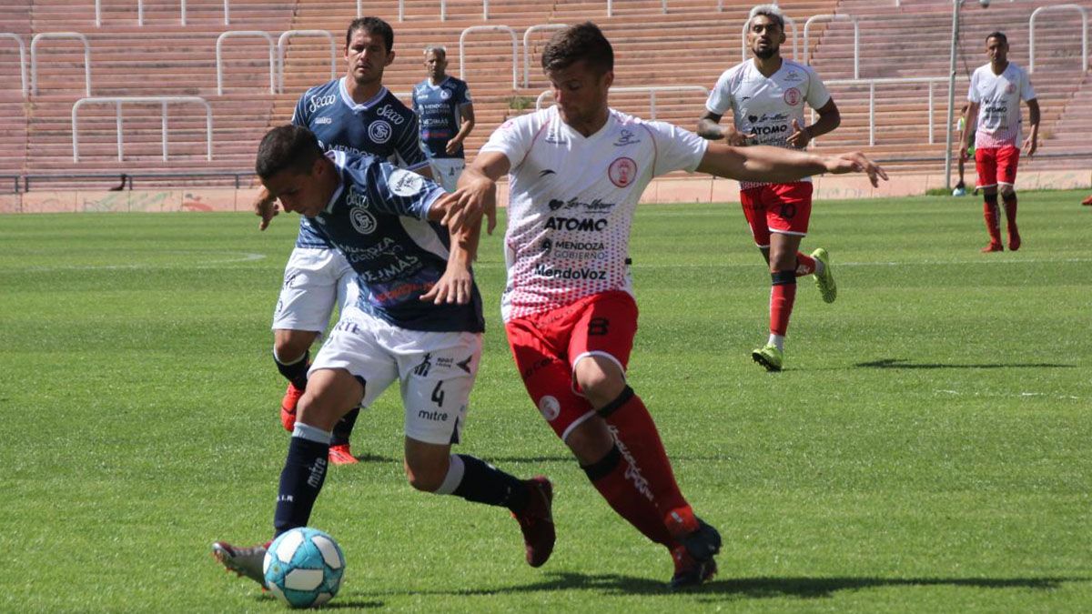  Darío Alaniz probó el once de Huracán Las Heras