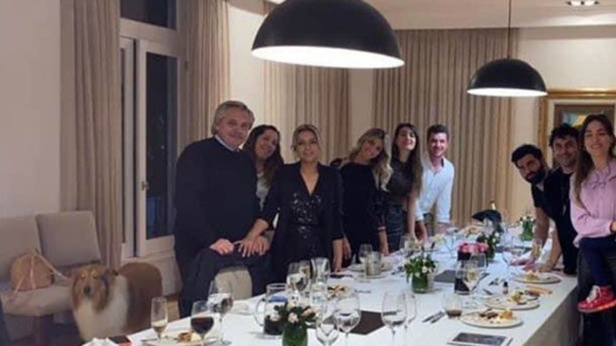 La foto de la polémica. En plena cuarentena se festejó un cumpleaños en la Quinta presidencial.