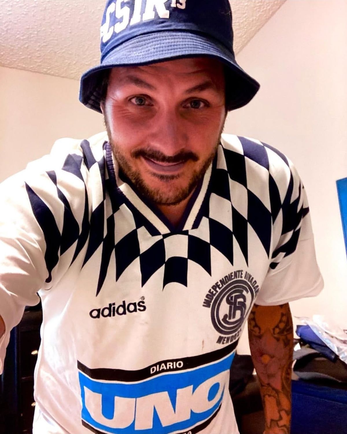 Gastón es fanático de Independiente Rivadavia y hace 16 años que vive en Texas, Estados Unidos. Allí fundó una filial en honor a la Lepra.