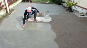 Adiós al calor en verano: el secreto de arquitectos para refrescar patios con piso de cemento