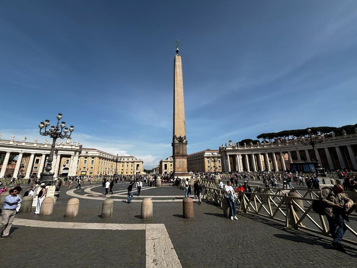 El silencio entre una multitud de gente reina en la plaza San Pedro este lunes de duelo. El silencio entre una multitud de gente reina en la plaza San Pedro este lunes de duelo.
