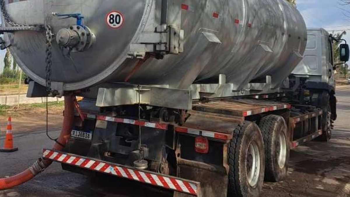 Tanque de limpieza de colectora máxima Paramillo. AYSAM no se hace cargo de la contaminación del canal Pescara. Tanque de limpieza de colectora máxima Paramillo. AYSAM no se hace cargo de la contaminación del canal Pescara.