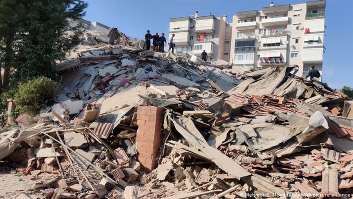 Cayeron varios edificios por un sismo en Turquía y Grecia