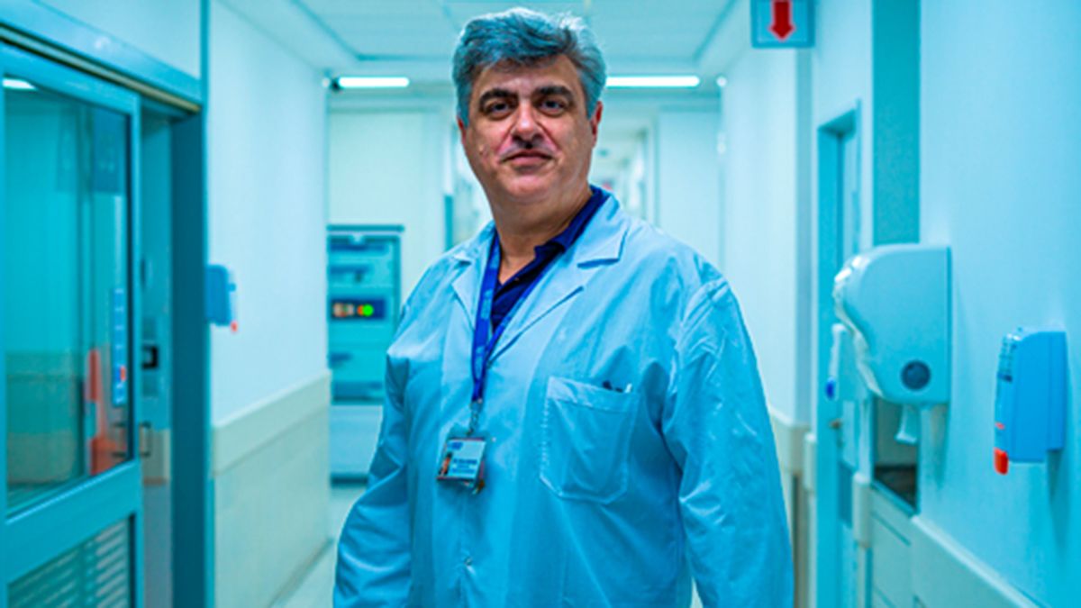 Doctor Rafael Ávila, jefe de Unidad de Cuidados Críticos y del Programa de Soporte Extracorpóreo de Órganos.