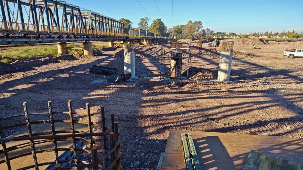 De los 40 pilotes de hormigón previstos para el nuevo puente, ya se levantaron 19, además de uno de los estribos principales.