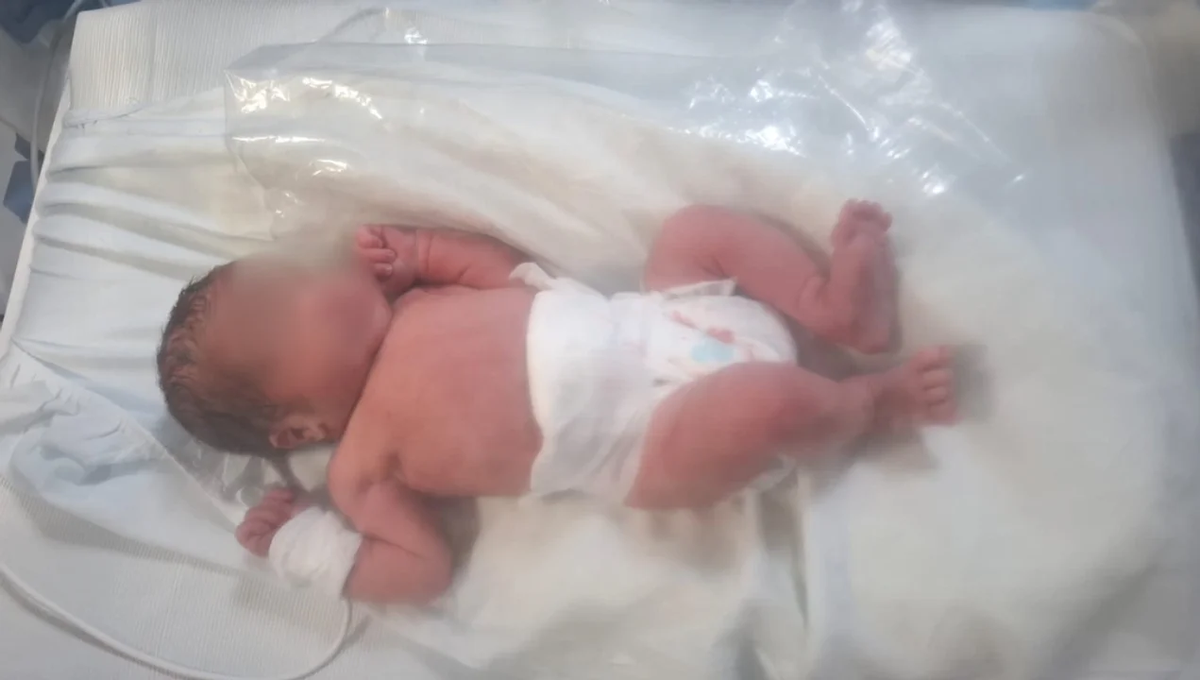 Una bebé recién nacida fue encontrada en un tacho de basura