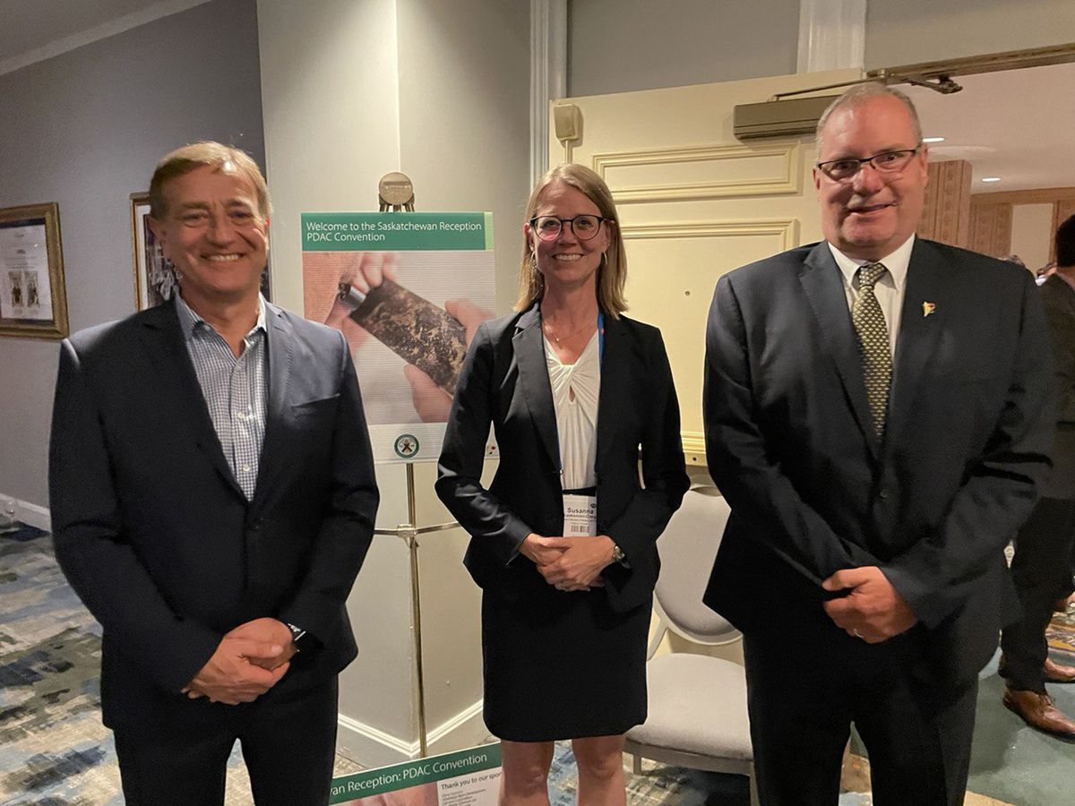 Rodolfo Suarez con Susana Laaksonen- Craig viceministra del Ministerio de Energía y Recursos del Gobierno de Saskatchewan y Mike Crabtree, presidente y CEO de Saskatchewan Reserch Council (SRC).