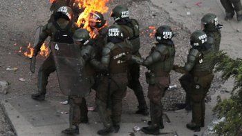 Dos carabineras fueron atacadas con bombas molotov