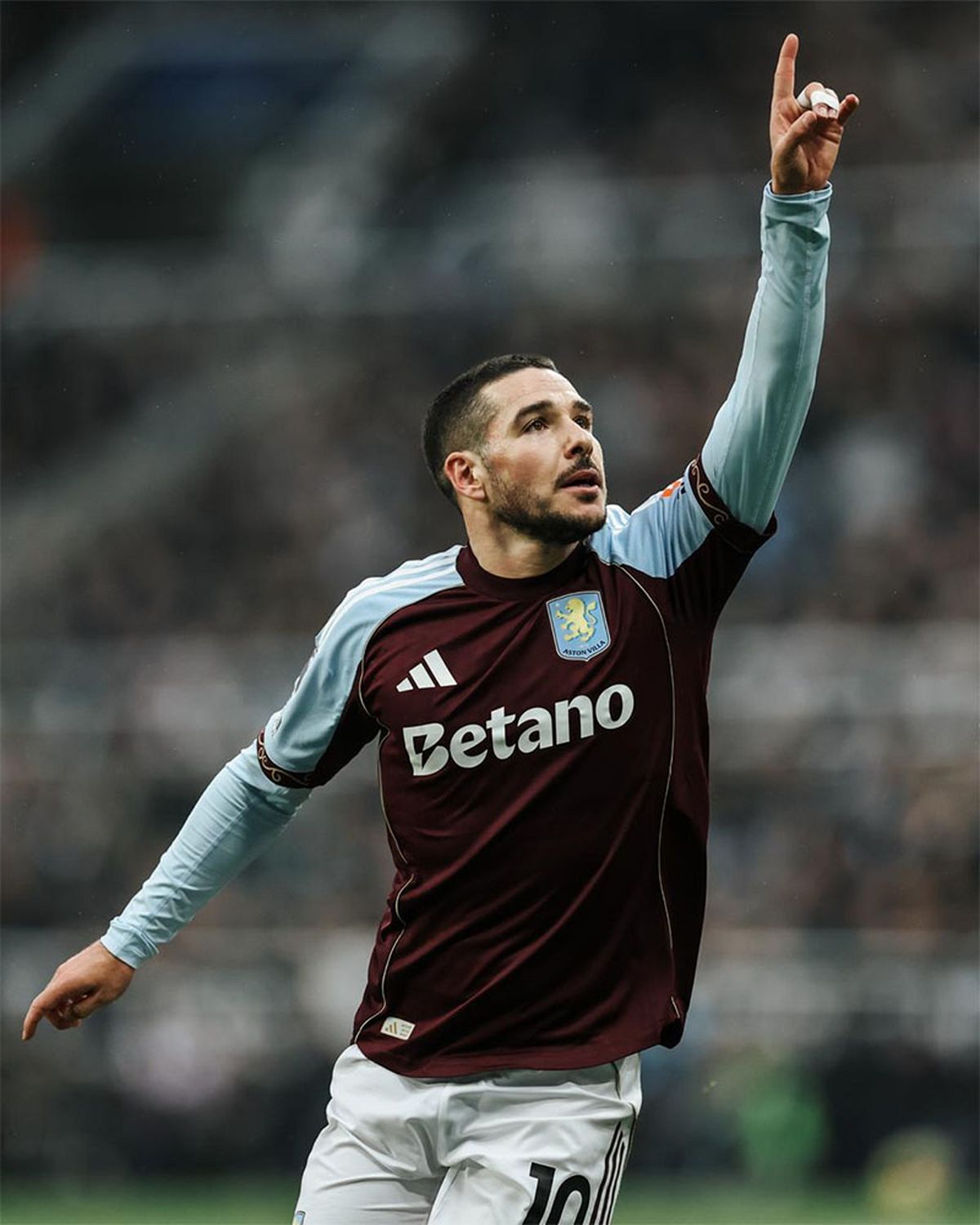 Emiliano Buend&iacute;a marc&oacute; para el Aston Villa.