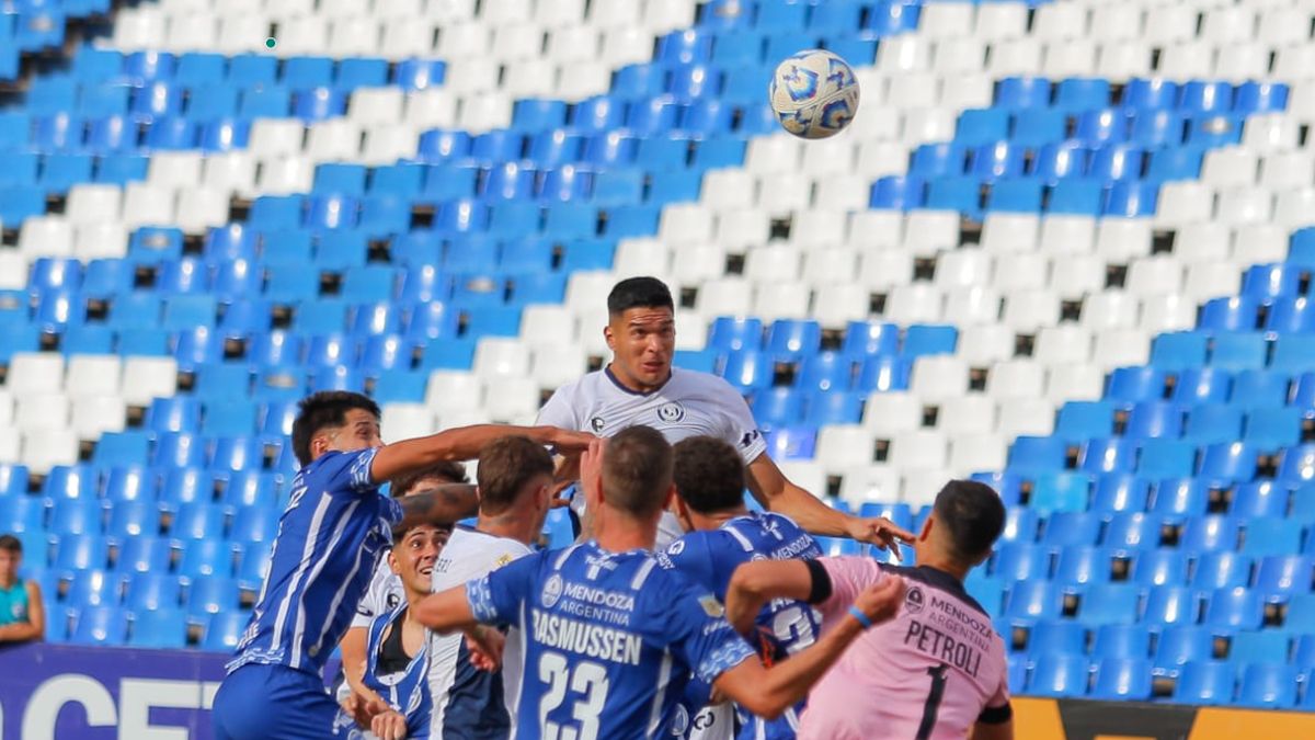 Iv&aacute;n Villalba les gan&oacute; a todos para el 1 a 1 entre Godoy Cruz e Independiente Rivadavia.
