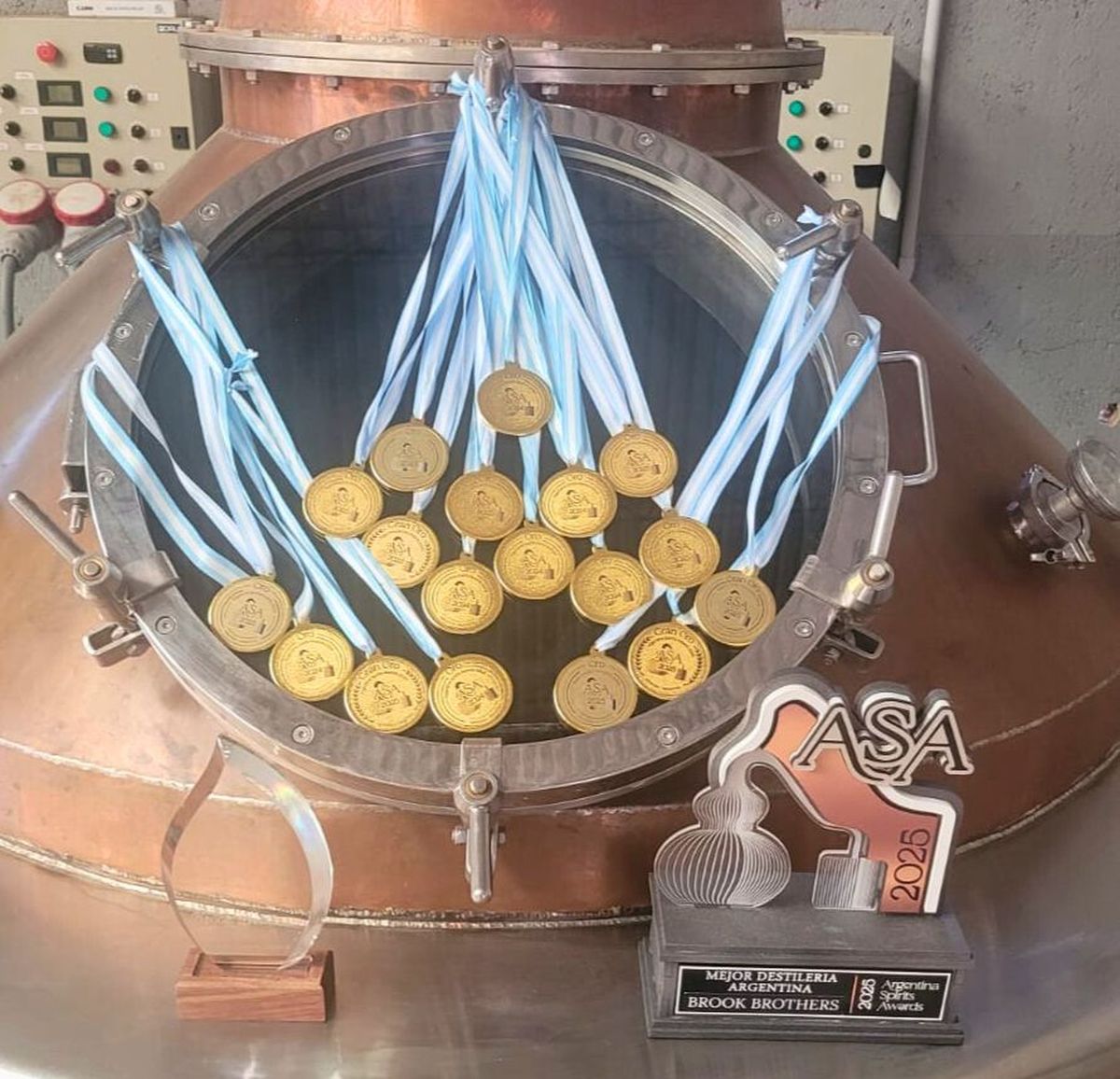 Algunas de las medallas que fue cosechando a lo largo del tiempo en su destilería de whisky. Algunas de las medallas que fue cosechando a lo largo del tiempo en su destilería de whisky.