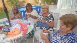 Son amigas y armaron un grupo de tejido para abrigar a los recién nacidos del Carrillo y el Paroissien