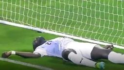 Susto en Qatar: otro futbolista sufrió un infarto en pleno partido