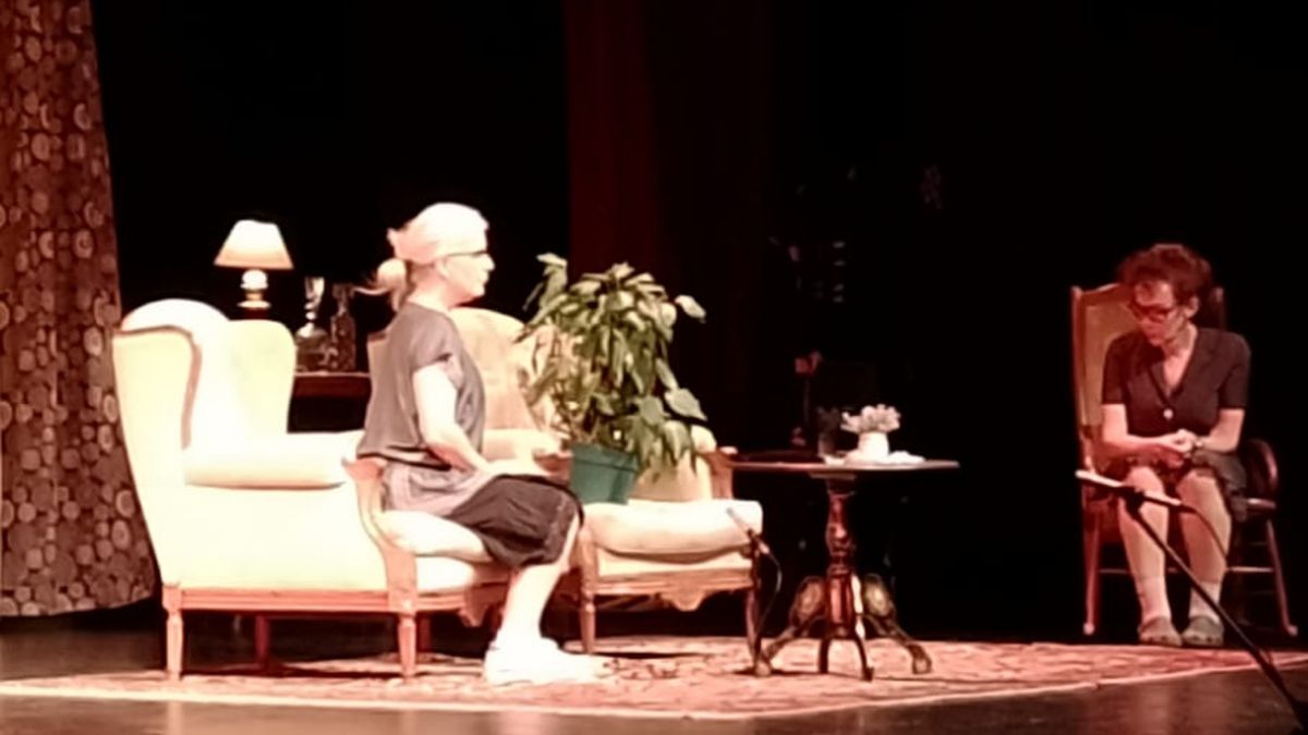 Cecilia Dopazo y Patricia Palmer en el escenario del Teatro Plaza.