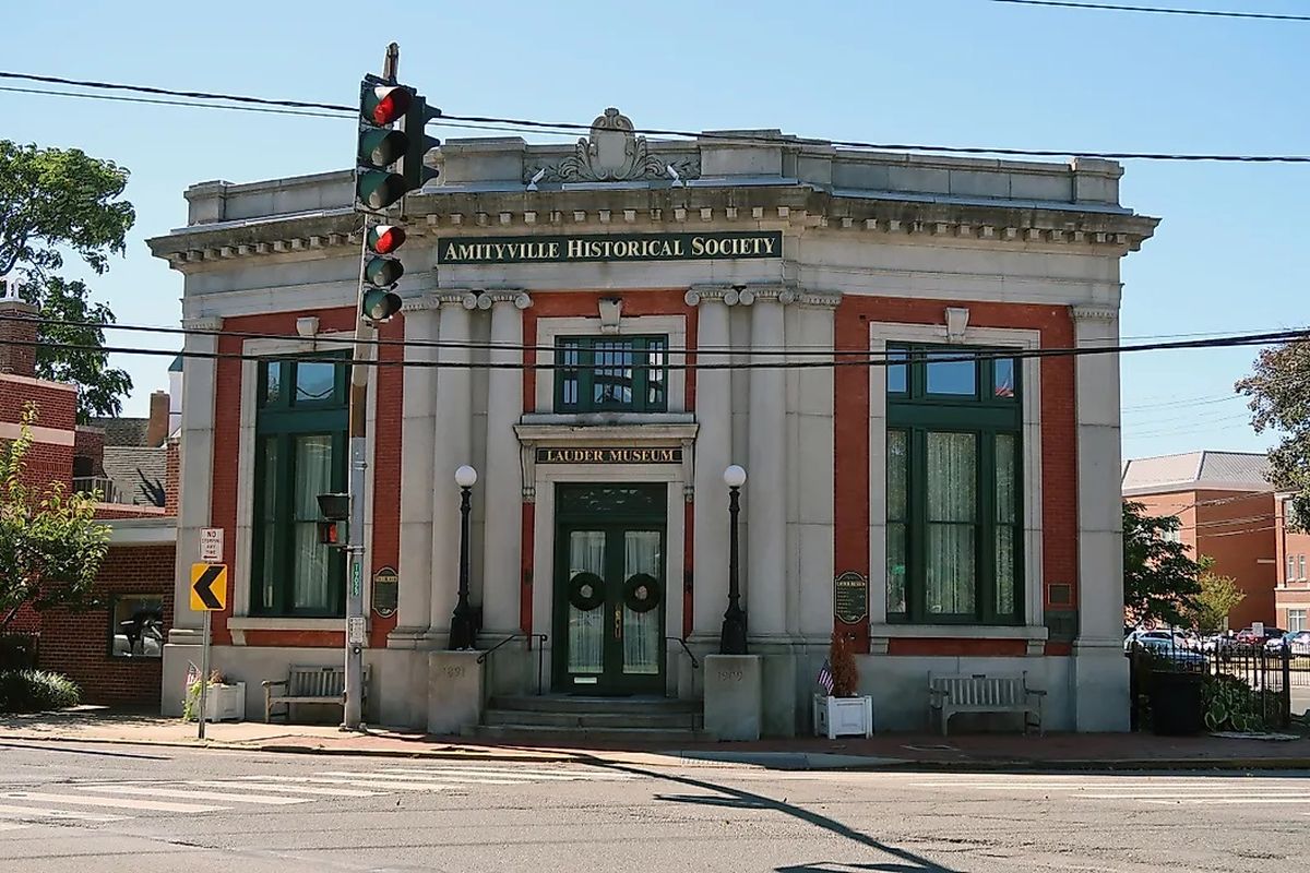 El pueblo de Nueva York cuenta con un centro repleto de restaurantes y locales para conocer. El pueblo de Nueva York cuenta con un centro repleto de restaurantes y locales para conocer. 