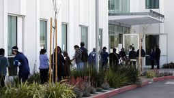 Pacientes hacen fila en el Hospital Comunitario Martin Luther King Jr. en Compton, California, Estados Unidos. Crédito: EFE/EPA/Etienne Laurent.