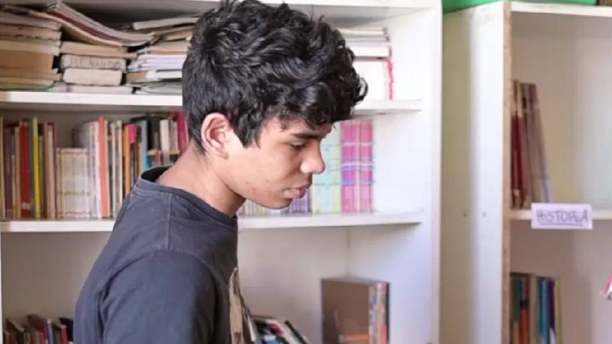 Tiene 15 años, su mamá lo abandonó, pasó por tres hogares y busca una familia