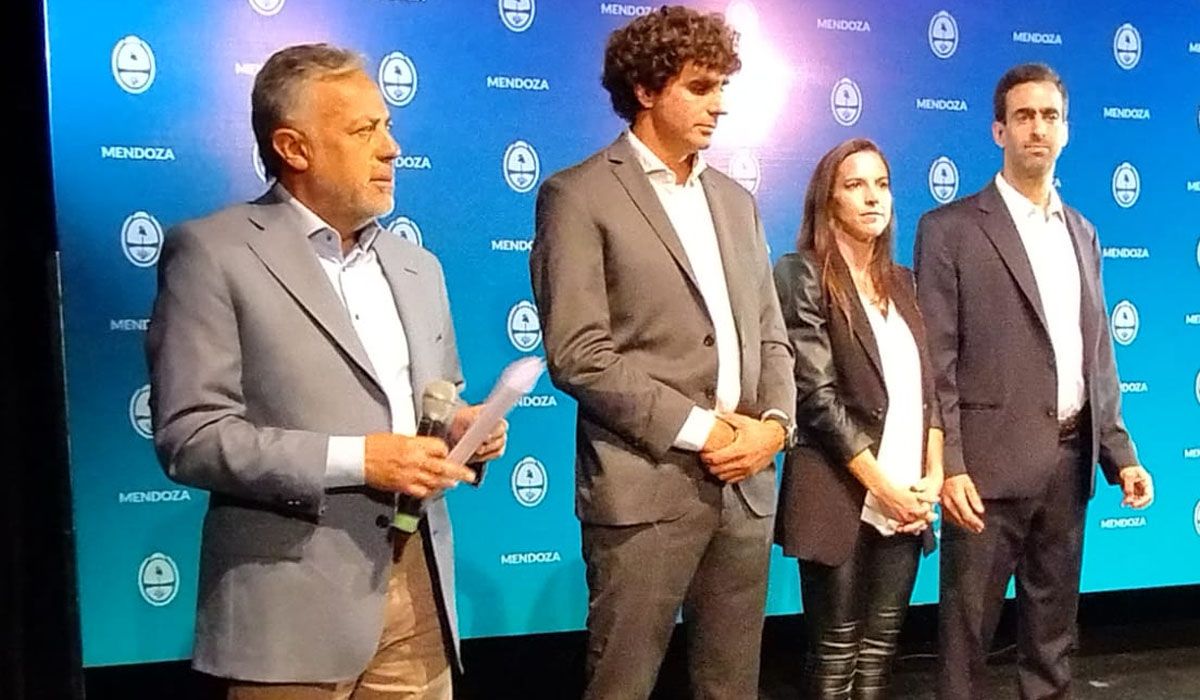 Alfredo Cornejo cuando presentó a su gabinete de ministros. Alfredo Cornejo cuando presentó a su gabinete de ministros.