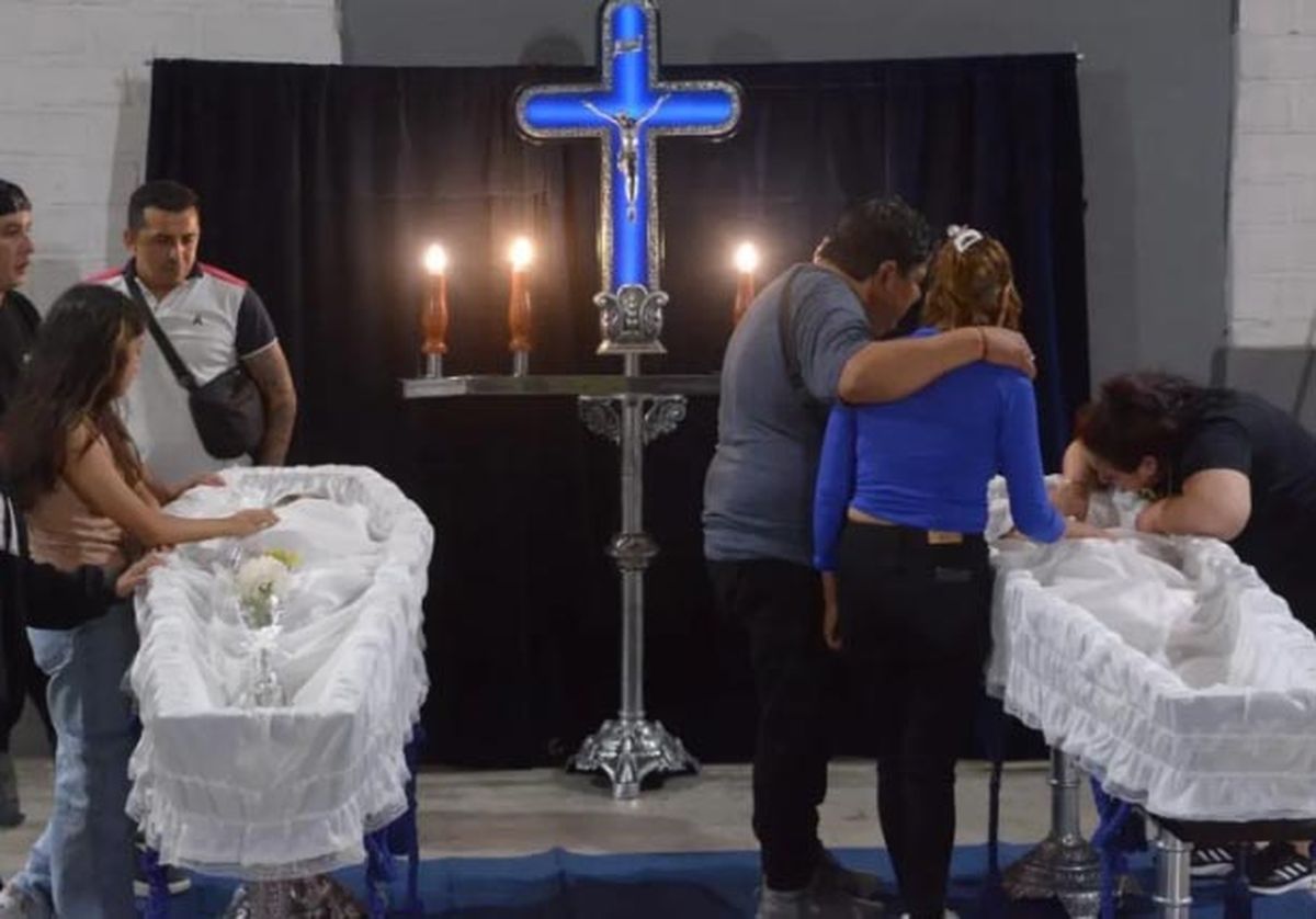 Huguito Flores: su cuerpo y el de su esposa fueron velados en Santiago del Estero. Huguito Flores: su cuerpo y el de su esposa fueron velados en Santiago del Estero.