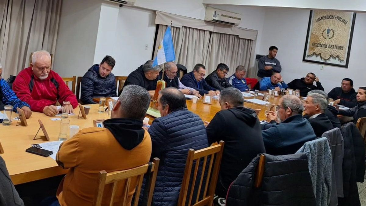 La Liga Mendocina de Fútbol atraviesa una crisis y Omar Sperdutti aparece como el principal responsable. La Liga Mendocina de Fútbol atraviesa una crisis y Omar Sperdutti aparece como el principal responsable.