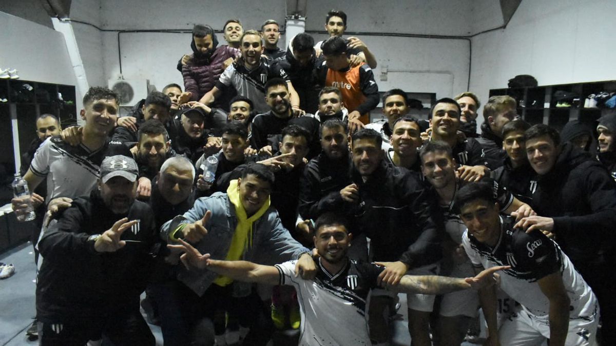 El cuerpo técnico y los jugadores del Lobo festejaron el triunfo ante Nueva Chicago. El cuerpo técnico y los jugadores del Lobo festejaron el triunfo ante Nueva Chicago.