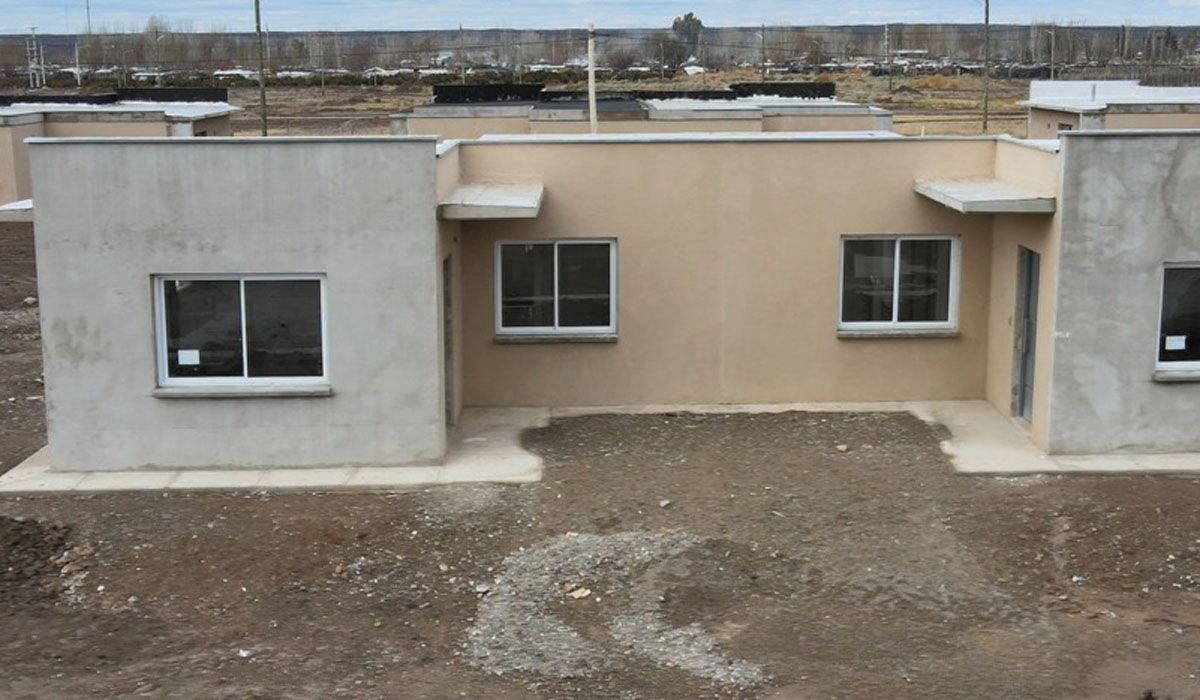 Pintadas, con puertas y ventanas. Las viviendas que la Nación construye en Tunuyán están casi listas. Las obras de los servicios también quedaron a medio hacer. Pintadas, con puertas y ventanas. Las viviendas que la Nación construye en Tunuyán están casi listas. Las obras de los servicios también quedaron a medio hacer.