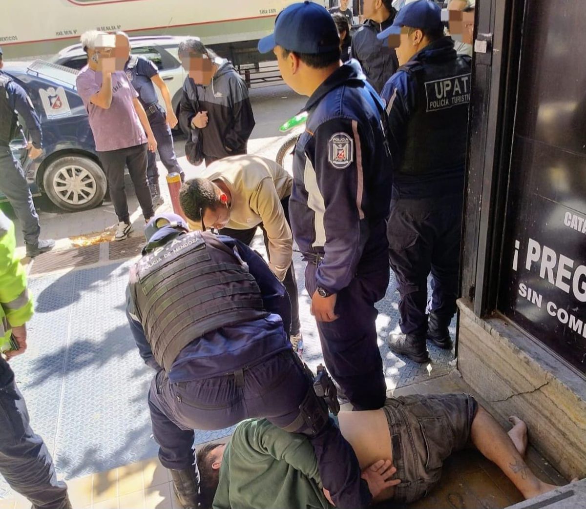Uno de los detenidos fue reducido por Policía Turística. Uno de los detenidos fue reducido por Policía Turística.