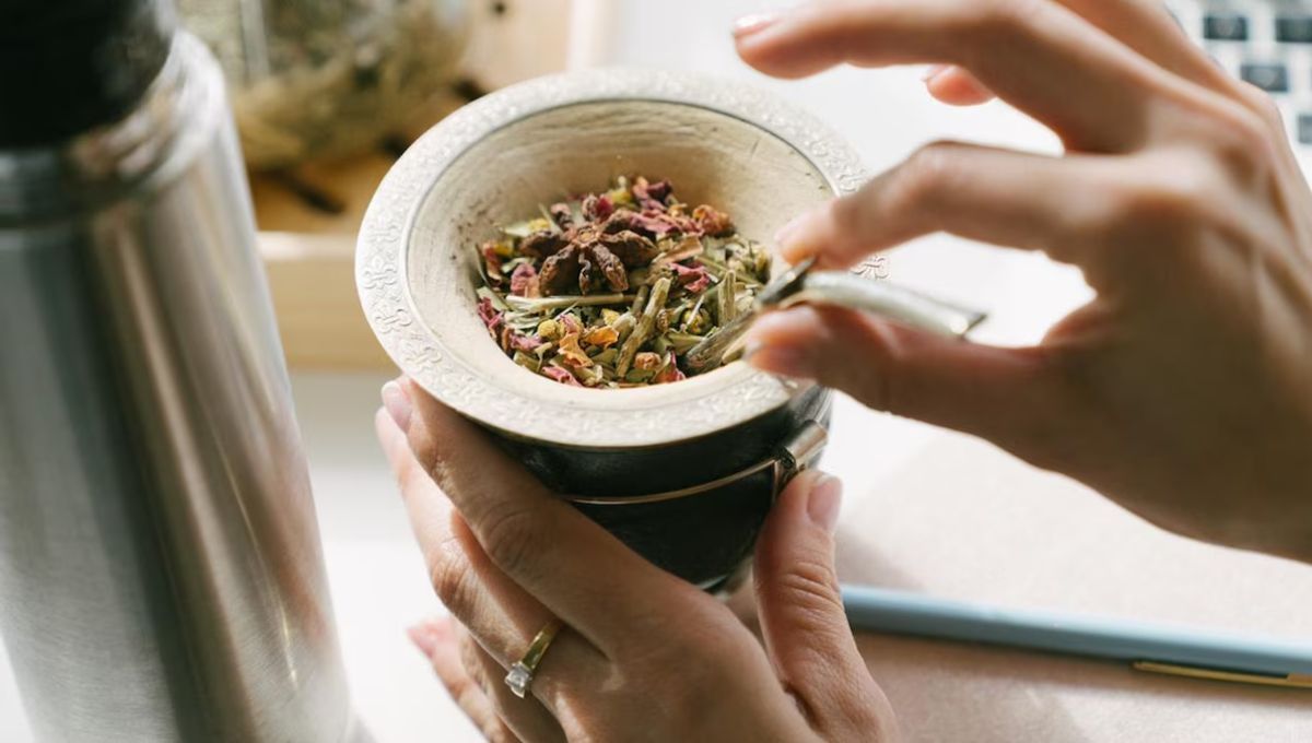 Mezclar yerba mate con pétalos de rosa: por qué recomiendan hacerlo y para qué sirve