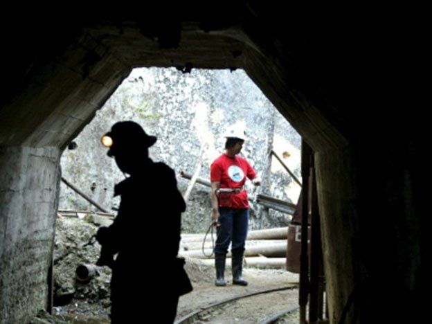 Grupo de mineros quedó atrapado en una mina de oro