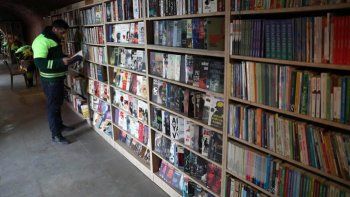 Juntaron los libros que la gente tiraba e hicieron una biblioteca comunitaria