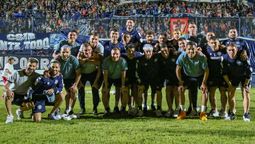 Los jugadores de Independiente Rivadavia salierion al campo de juego y disfrutaron del gran banderazo que hicieron los hinchas.