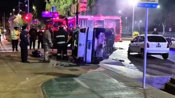 Tuvieron que rescatar a una mujer de un auto tras un accidente en Costanera