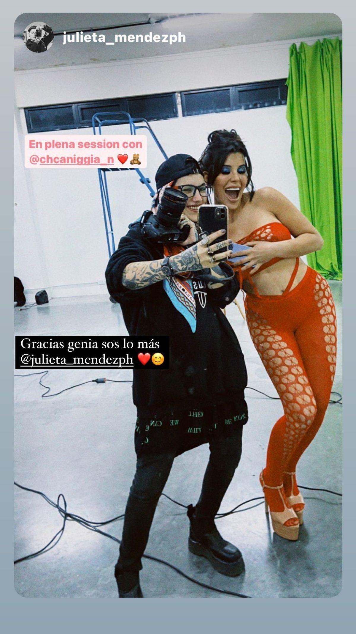 Coloradas, fajadas y exigidísimas, Charlotte Caniggia no se contuvo con sus calcitas.