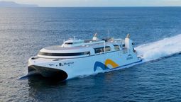 el barco mas rapido del mundo: navega a una velocidad 110 km/h el barco mas rapido del mundo: navega a una velocidad 110 km/h