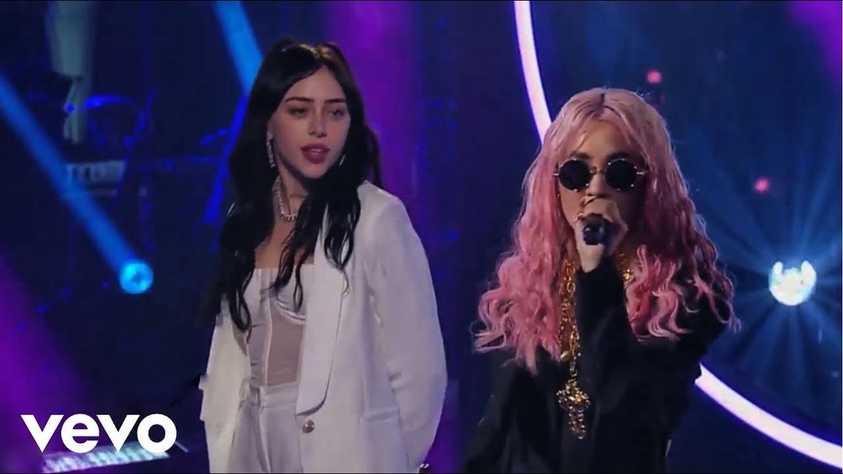 Momento hot. Lali Espósito le "rompió" la boca a Nicki Nicole.