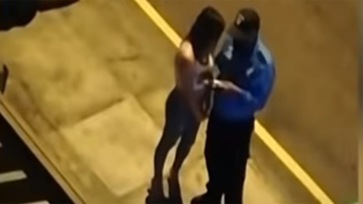 Captura de video: el agente debía multarla y terminó a los besos.