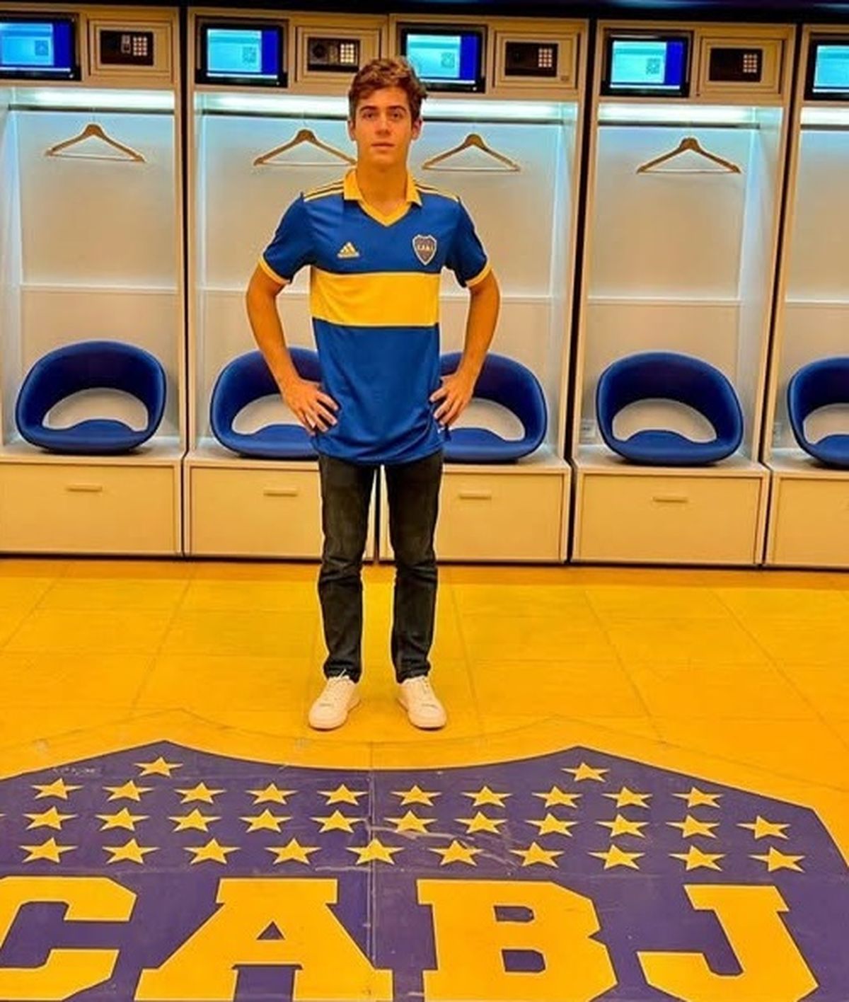 Franco Colapinto suele mostrarse con la camiseta de Boca.