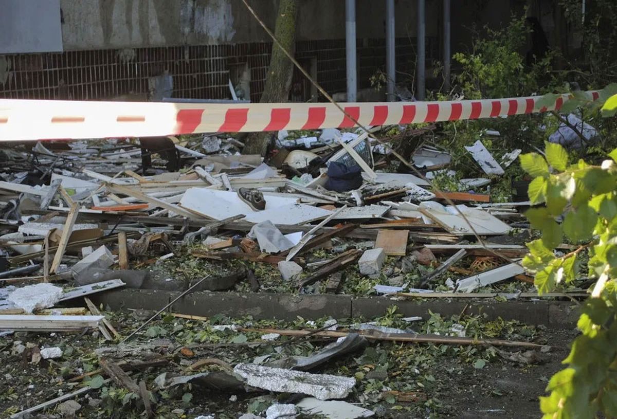 Escombros cerca de un edificio residencial dañado tras ser alcanzado por un dron