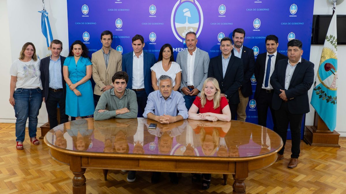 Natalio Mema, Alfredo Cornejo y la vicegobernadora Hebe Casado presentaron al equipo del ministerio de Gobierno, Infraestructura y Desarrollo Territorial, del cual Mema es el titular. / Imagen: Prensa de Gobierno