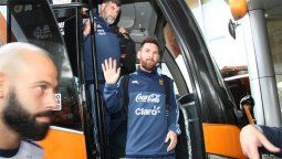 Caótica salida del micro de la Selección para llegar al estadio