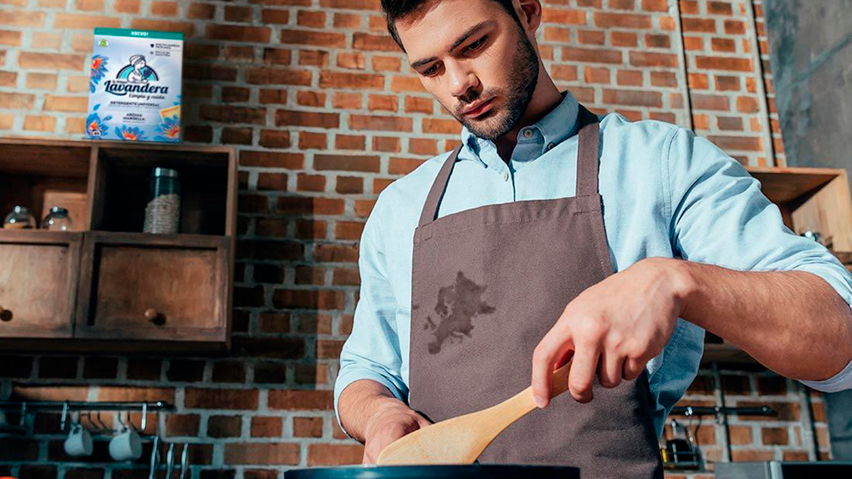 Remedios caseros. El aceite suele manchar la ropa a la hora de cocinar.