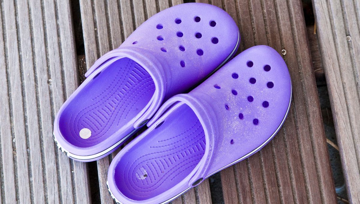 Las Crocs deben limpiarse con agua y detergente.&nbsp;