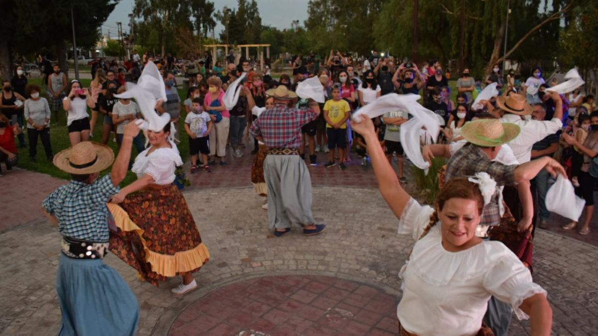 Por la vigente pandemia de coronavirus la Municipalidad de Godoy Cruz apostó a una ambiciosa producción audiovisual que podrá ser vista por los godoycruceños y el mundo entero, ya que se difundirá este domingo, desde las 21, por el Canal Acequia, y también vía internet por la cuenta de Facebook de la comuna.