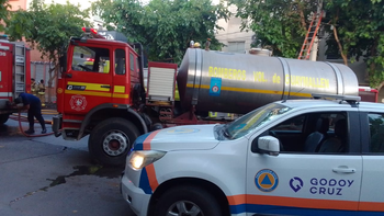 Incendio en un lubricentro causó pánico y se quemaron dos vehículos 