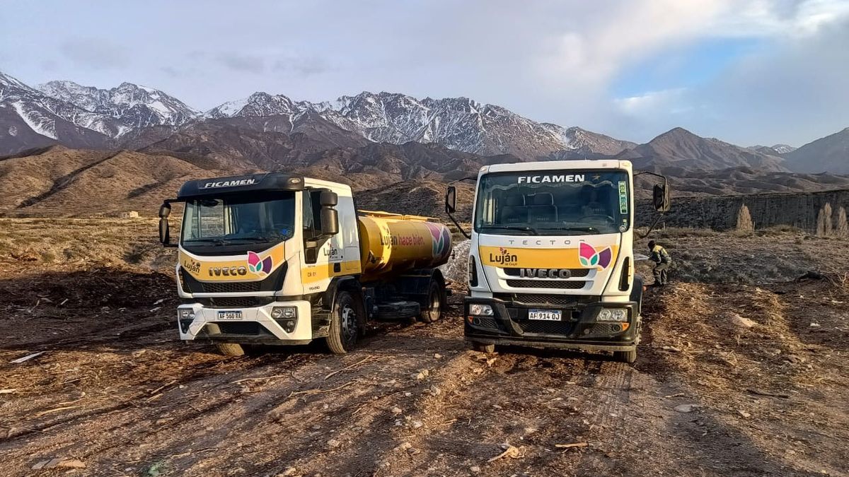 Dos camiones lanzaron agua al basural de Potrerillos que se incendió como consecuencia del viento Zonda.