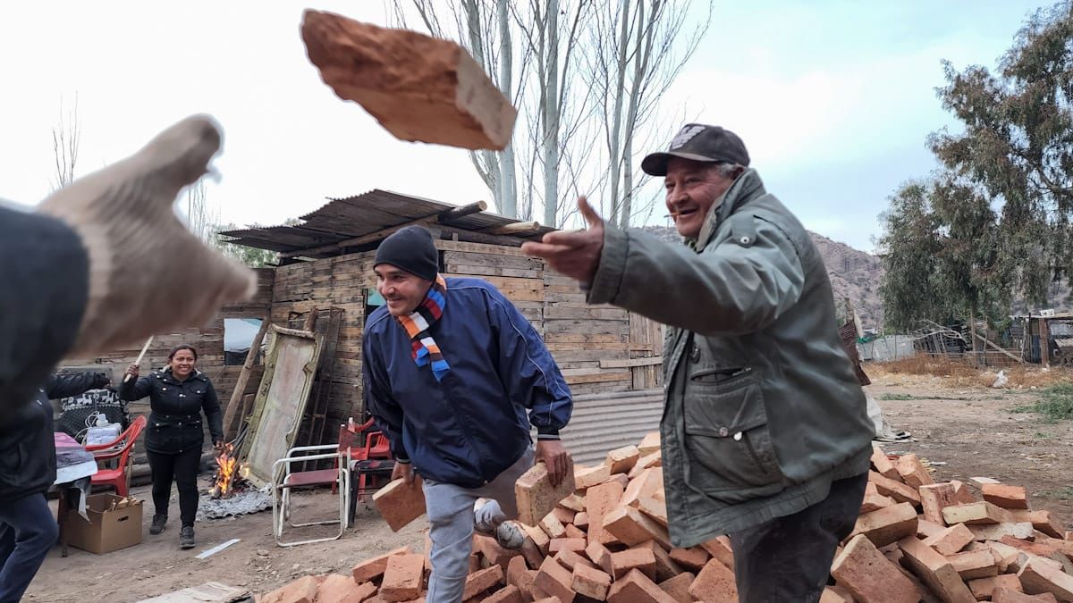 Con la alegría de quien da amor a sus semejantes, los voluntarios del comedor Niños Felices, luego del incendio, removieron escombros y comenzaron la reconstrucción del establecimiento sin dejar de la lado su ayuda solidaria principal, dar de comer a los niños del barrio Sol y Sierra.