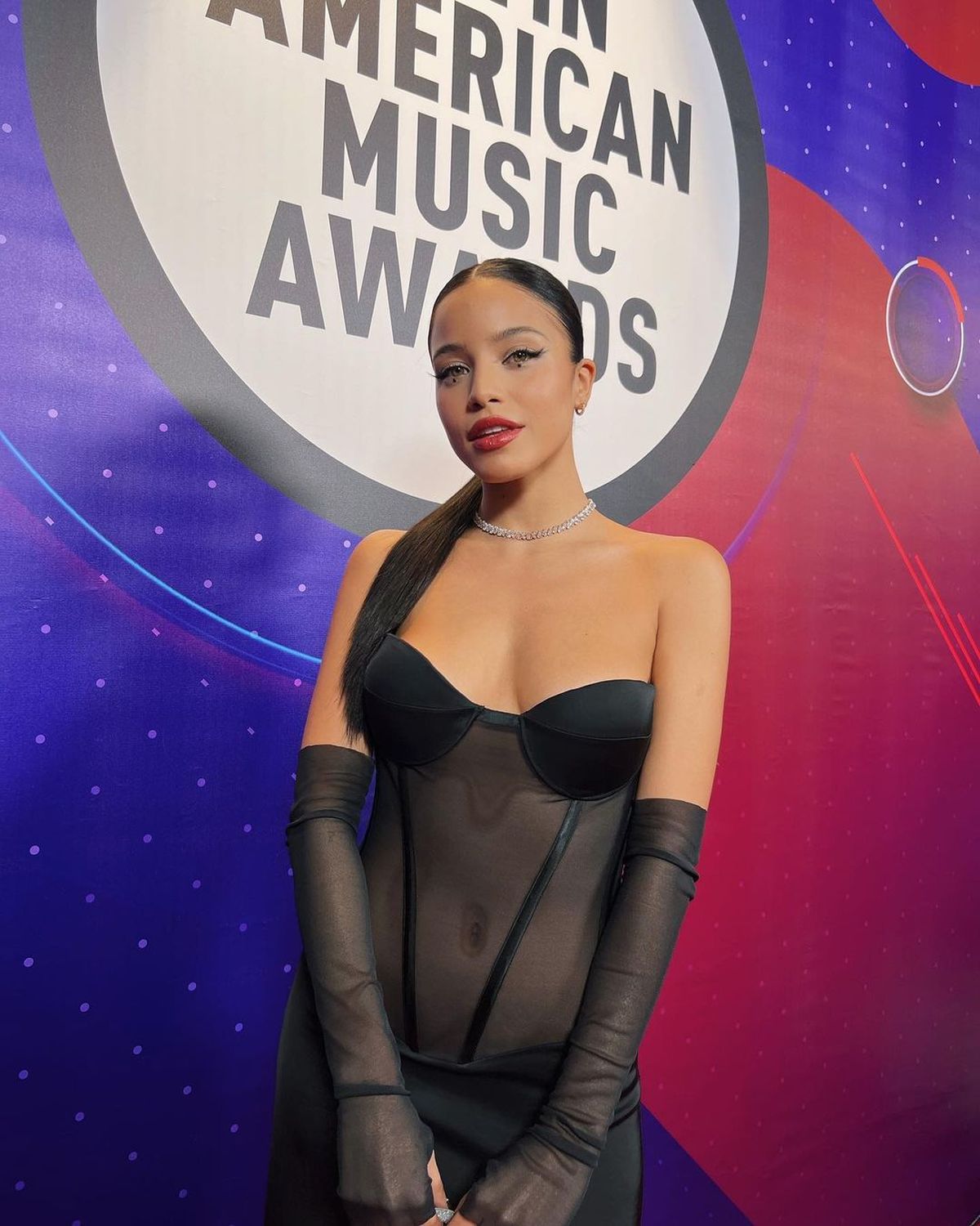 Emilia Mernes la rompió en los Latin American Music Awards.