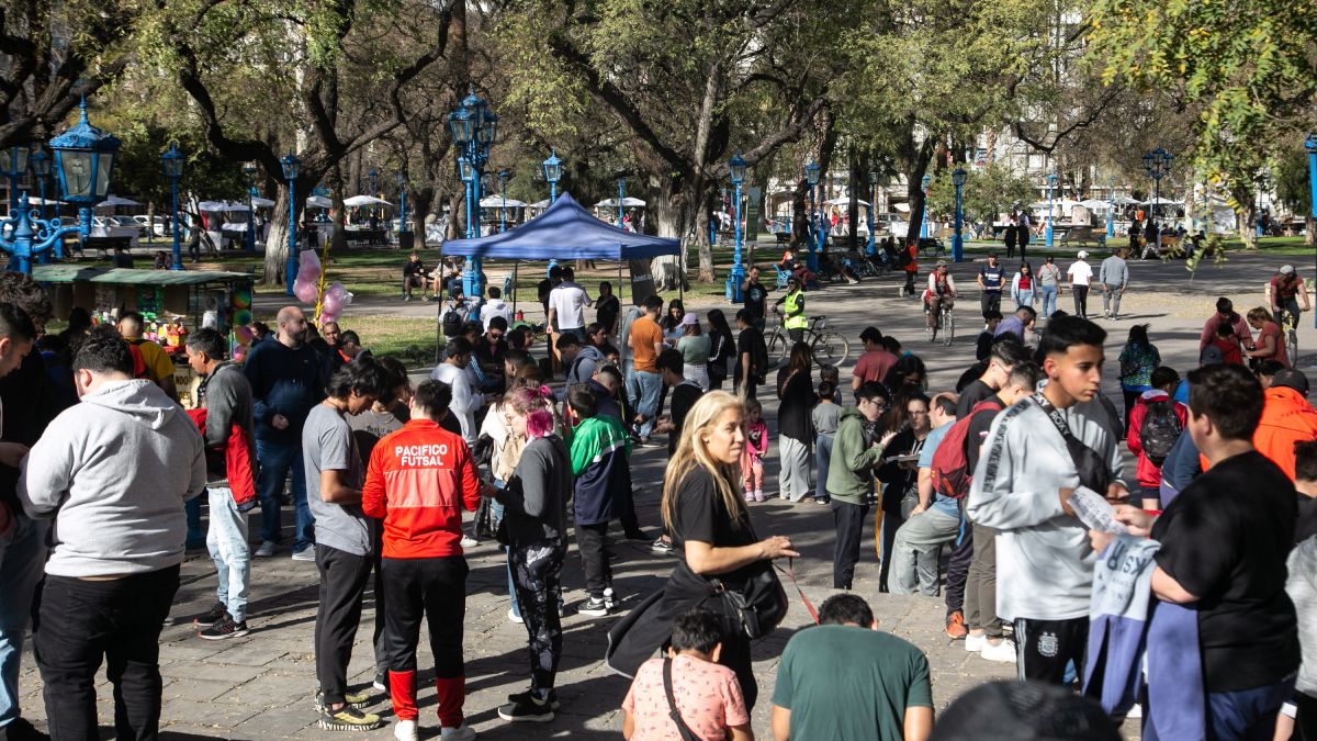 No sólo figuritas se intercambian en Plaza Independencia, sino también camisetas y otros elementos del merchandising futbolero.