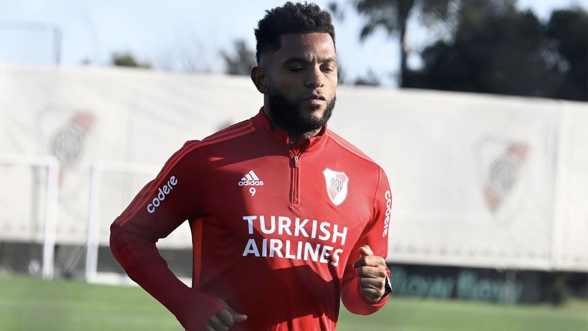 Miguel Borja, el delantero colombiano que juega en River.