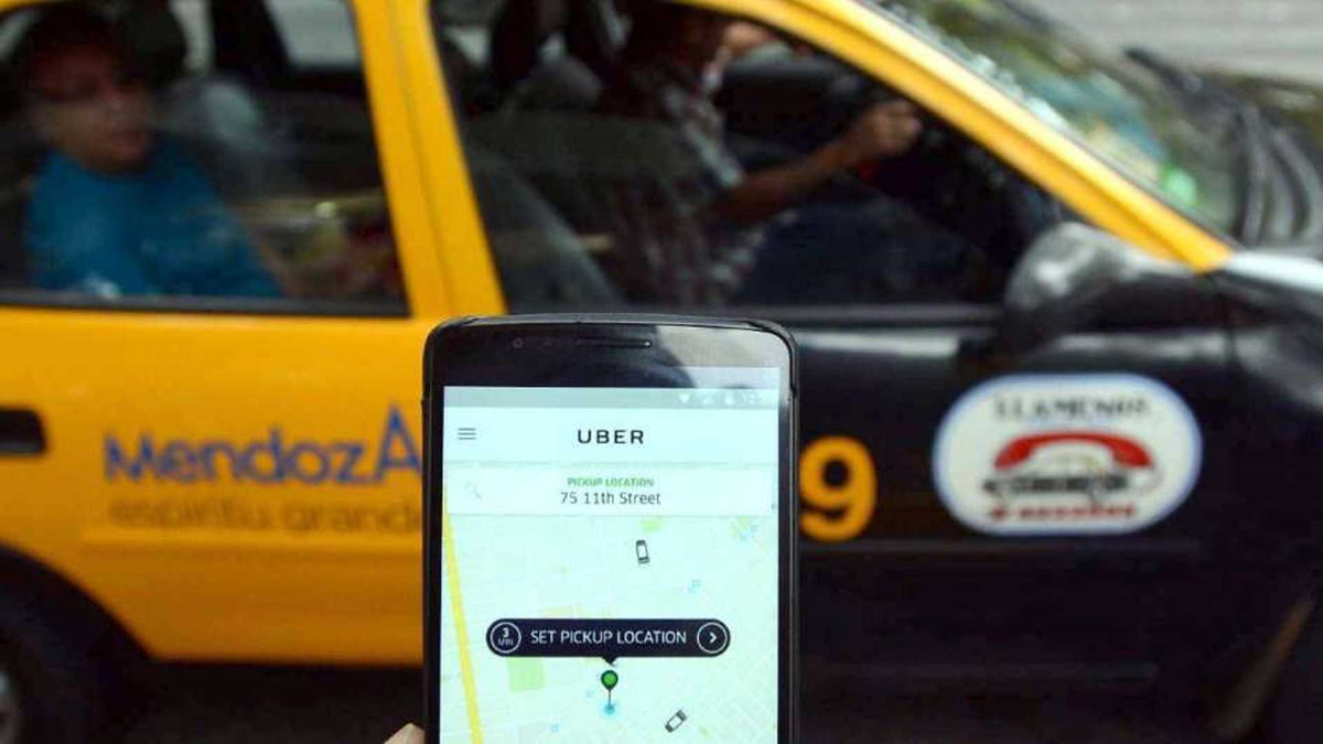 La chance de contratar viajes privados mediante plataformas digitales causó la reacción de los dueños de taxis.